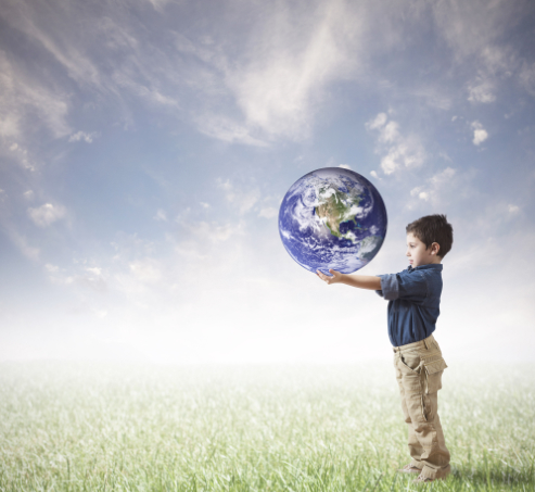 Kleiner Junge hält die Erde